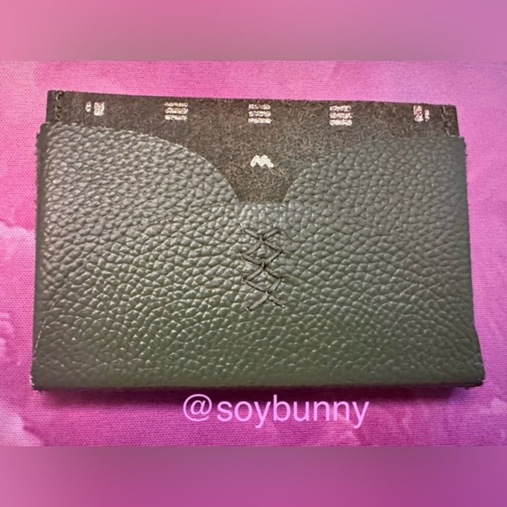 🐰 Anthropologie Yarrow Card Case (NWOT; Green/Gold)